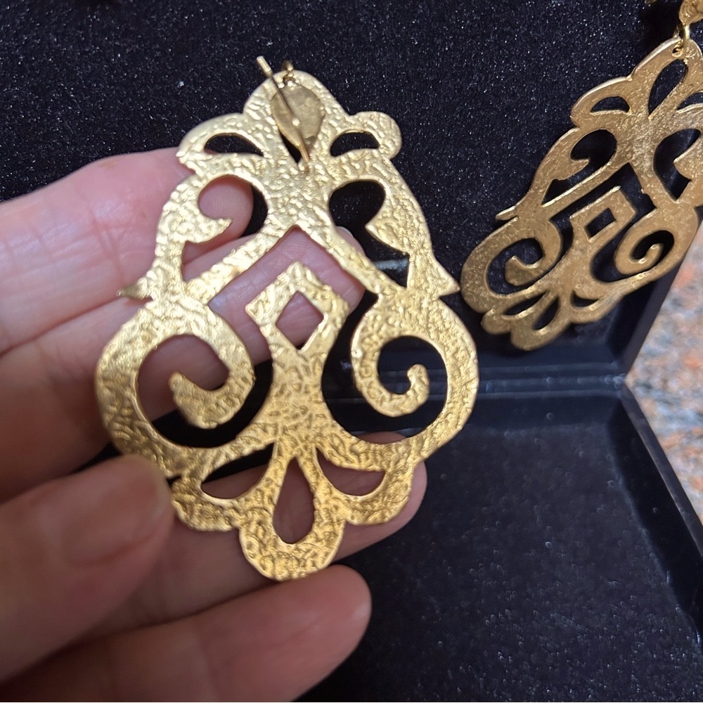 NWT Gorgeous Hammered Gold Cut out Earings